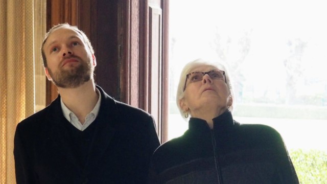 Émerveillés par le beau plafond